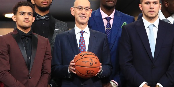 九游平台-没想到吧~2018年选秀大会照片上站中间的四个人已经两两同队了